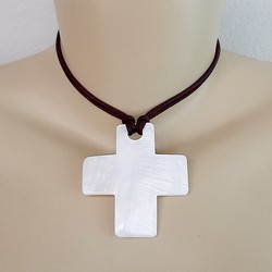 CORDÃO CRUZ MADREPÉROLA 