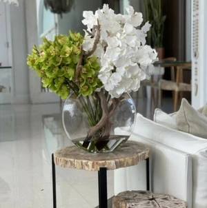 Vaso Lunar com Orquídeas Vanda Brancas e Cymbidiums Verdes.