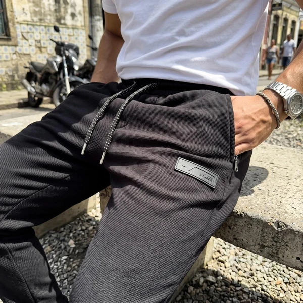 [Pague 2, Leve 3!] Calça Jogger Nordic Masculina em Algodão Texturizado, Poliéster e Forro Fleece de Alta Retenção Térmica com Ajuste Trançado e Ponteiras Metálicas