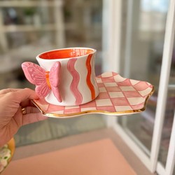 Caneca Borboleta Encanto Rosa em Cerâmica