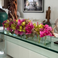 Vaso de Vidro Casa Moderna com Vandas Rosa e Cymbidiums Verdes