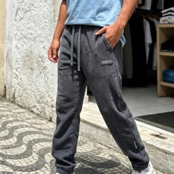 [Pegue 2, Leve 3!] Calça Rizon Masculina em Veludo Cotelê de Modelagem Jogger com Ajuste Frontal e Emblema Emborrachado
