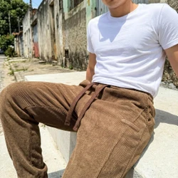 [Pegue 2, Leve 3!] Calça Rizon Masculina em Veludo Cotelê de Modelagem Jogger com Ajuste Frontal e Emblema Emborrachado