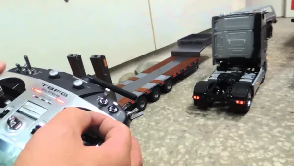 Miniatura de caminhão Realista de Controle Remoto + Carga de Brinde!!