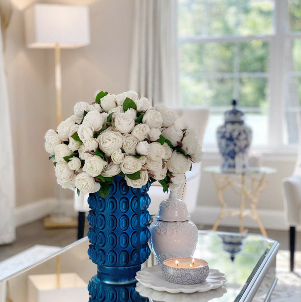 Rosas Inglesas Brancas em Vaso Azul Texturizado
