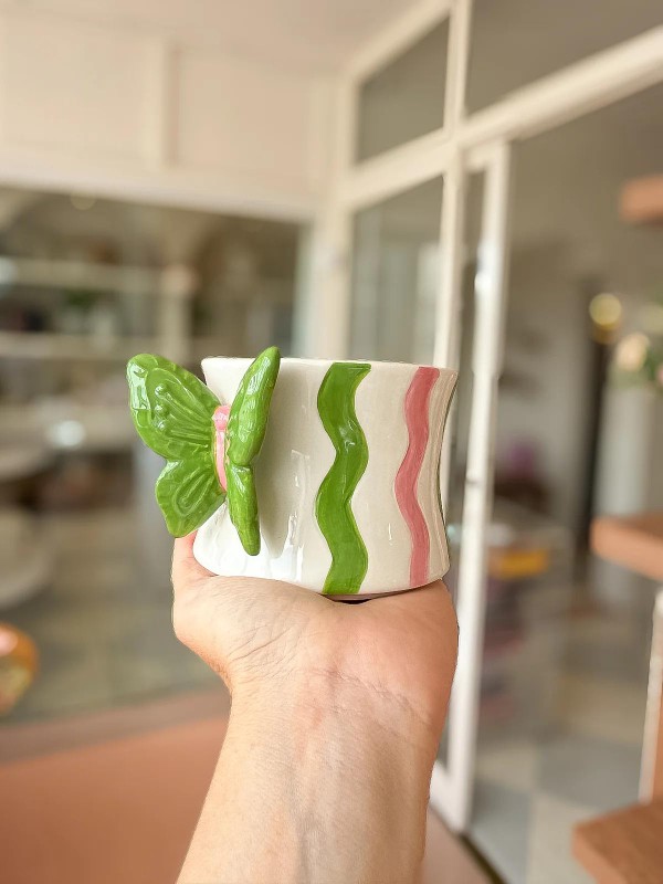 Caneca Borboleta Encanto Verde em Cerâmica