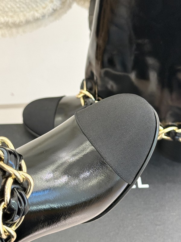 Bota de Cano Curto Chanel
