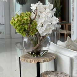 Vaso Lunar com Orquídeas Vanda Brancas e Cymbidiums Verdes.