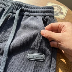 [Pegue 2, Leve 3!] Calça Rizon Masculina em Veludo Cotelê de Modelagem Jogger com Ajuste Frontal e Emblema Emborrachado