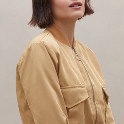 Jaqueta Cropped Bomber com Bolsos e Ombreiras - Bege