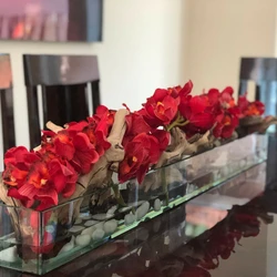 Vaso de Vidro Modern House de 120 cm com orquídeas Cymbidium vermelhas.