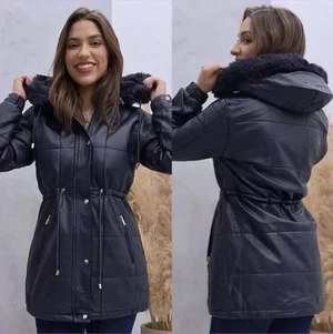 [Pague 1 Leve 2] Parka Feminina Premium Forrada com Ajuste na Cintura e Capuz Removível