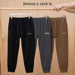 [Leve 3, Pague Só 2!] Calça Rizon Masculina em Veludo Cotelê de Modelagem Jogger com Ajuste Frontal e Emblema Emborrachado