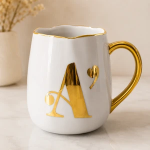 Caneca de Porcelana Personalizada com Inicial e Coração Dourado – 380 ml