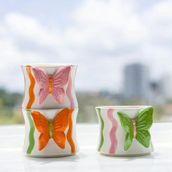 Caneca Borboleta Encanto Coral em Cerâmica