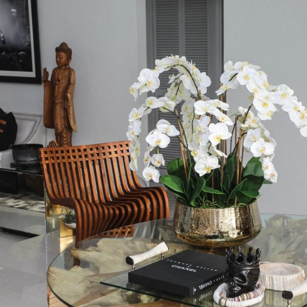 Arranjo Floral de Orquídeas Phalaenopsis em Grande Vaso Dourado