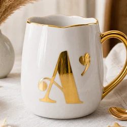 Caneca de Porcelana Personalizada com Inicial e Coração Dourado – 380 ml