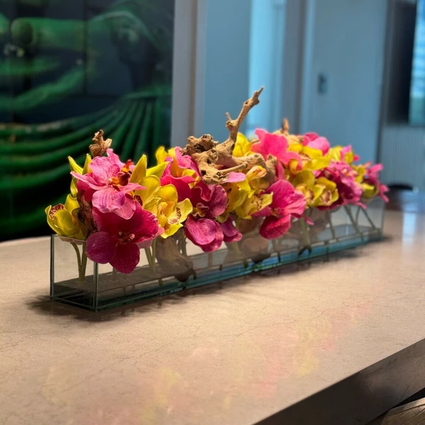 Vaso de Vidro Casa Moderna com Vandas Rosa e Cymbidiums Verdes