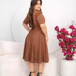 Vestido Midi Evangelico em Jaquar Estampa Barrada com Cinto e Botões fake Moda Femenina 