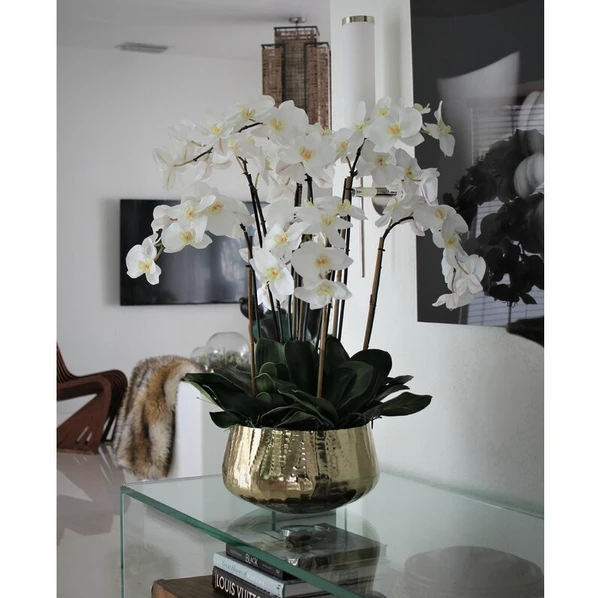 Arranjo Floral de Orquídeas Phalaenopsis em Vaso Dourado