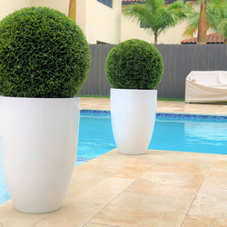 Vaso de fibra de vidro Ben L com topiaria de 50 cm.
