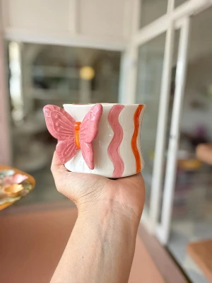 Caneca Borboleta Encanto Rosa em Cerâmica