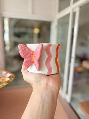 Caneca Borboleta Encanto Rosa em Cerâmica