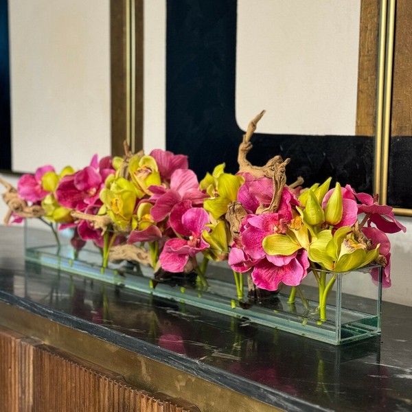 Vaso de Vidro Casa Moderna com Vandas Rosa e Cymbidiums Verdes