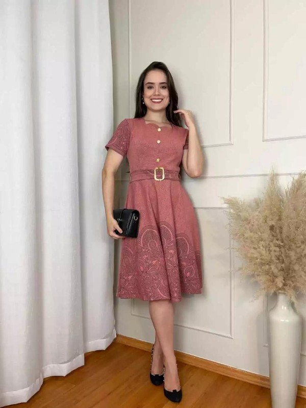 Vestido Midi Evangelico em Jaquar Estampa Barrada com Cinto e Botões fake Moda Femenina 