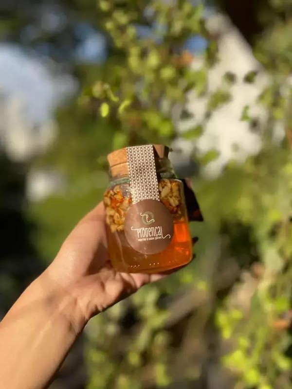 Mel De Flor De Laranjeira Com Açafrão E Nozes