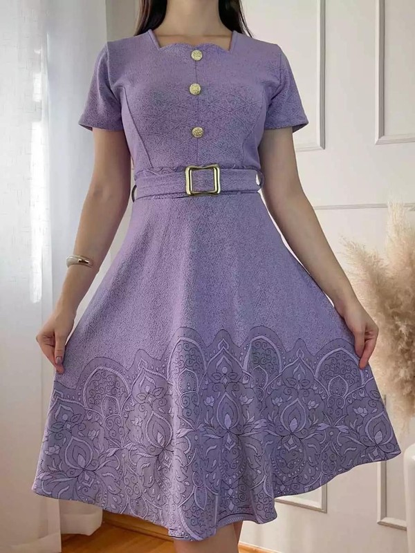 Vestido Midi Evangelico em Jaquar Estampa Barrada com Cinto e Botões fake Moda Femenina 