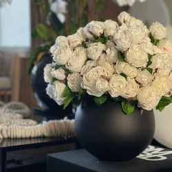 Rosas Inglesas em Vaso Aquário Preto Fosco