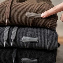 [Leve 3, Pague Só 2!] Calça Rizon Masculina em Veludo Cotelê de Modelagem Jogger com Ajuste Frontal e Emblema Emborrachado