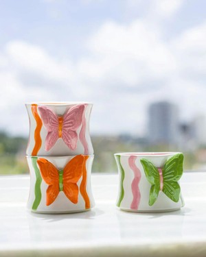 Caneca Borboleta Encanto Coral em Cerâmica