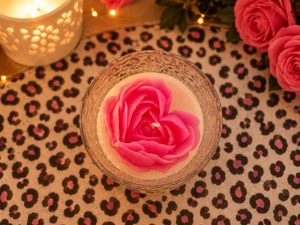 Vela Perfumada no Vidro Grande com Rosa em Formato de Coração 