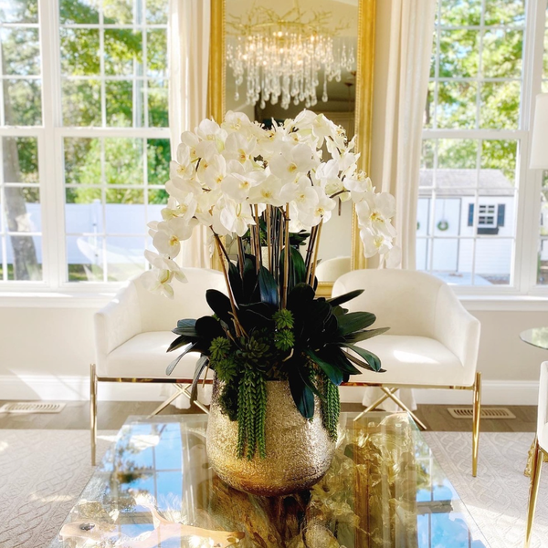 Vaso Dourado Delaney com Múltiplas Hastes de Orquídeas Phalaenopsis e Suculentas