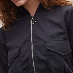 Jaqueta Cropped Bomber com Bolsos e Ombreiras - Preto