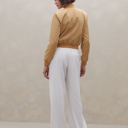 Jaqueta Cropped Bomber com Bolsos e Ombreiras - Bege
