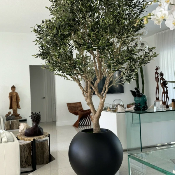 Oliveira em Vaso Globo Preto Fosco de 76 cm