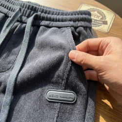 [Leve 3, Pague Só 2!] Calça Rizon Masculina em Veludo Cotelê de Modelagem Jogger com Ajuste Frontal e Emblema Emborrachado