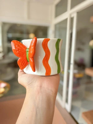 Caneca Borboleta Encanto Coral em Cerâmica
