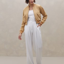 Jaqueta Cropped Bomber com Bolsos e Ombreiras - Bege