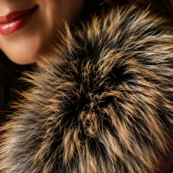 [LEVE 2 PAGUE 1] Jaqueta Feminina Laví em Couro Legítimo e Lã com Interior Forrado (Elegância que abraça o corpo!)