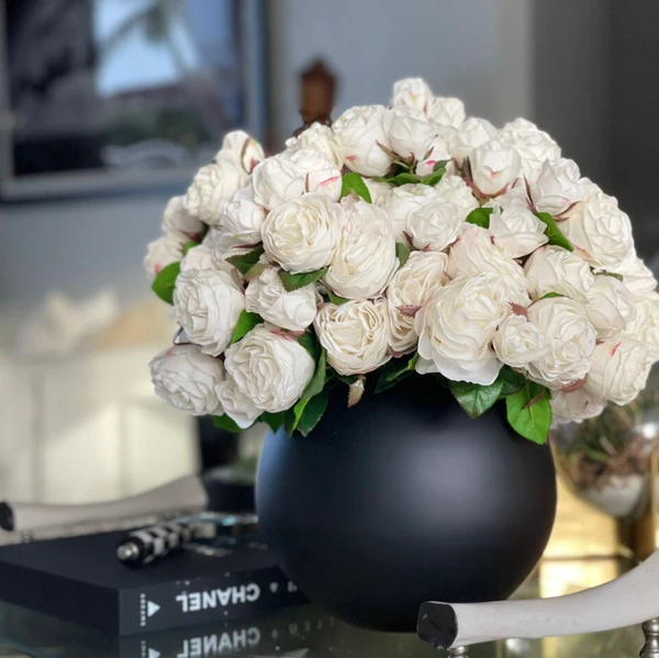 Rosas Inglesas em Vaso Aquário Preto Fosco