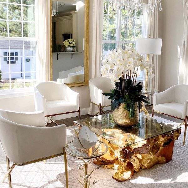 Vaso Dourado Delaney com Múltiplas Hastes de Orquídeas Phalaenopsis e Suculentas