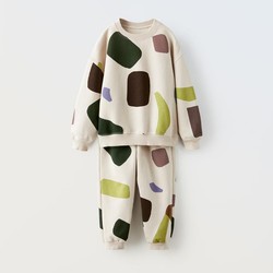 CONJUNTO DE MOLETOM E CALÇA ESTAMPADOS COM FORMAS